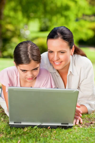 어머니와 그녀의 딸을 그들의 노트북을 보고 — 스톡 사진