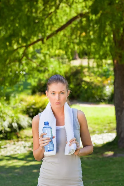 Mujer bebiendo agua después del gimnasio — Foto de Stock