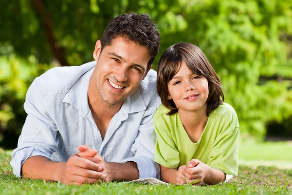 Otec a jeho syn vleže — Stock fotografie