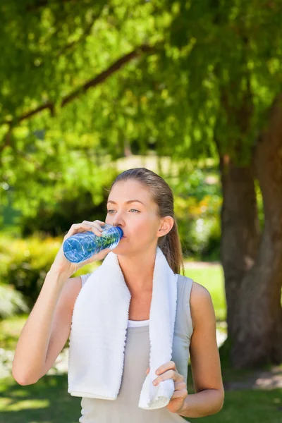 Mulher bebendo água após o ginásio — Fotografia de Stock