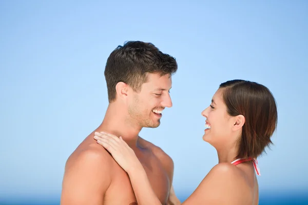 Красивая пара на пляже Лицензионные Стоковые Изображения