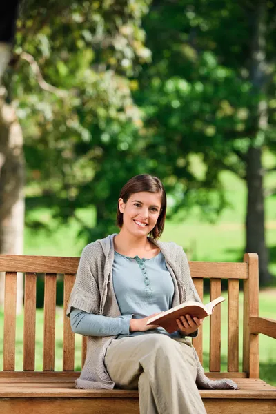 Lovely woman reading — Stock Photo, Image