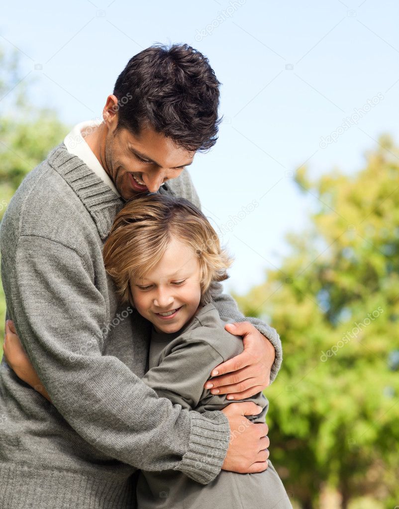 Filho Abraçando Seu Pai — Fotografias De Stock © Wavebreakmedia 10857004 