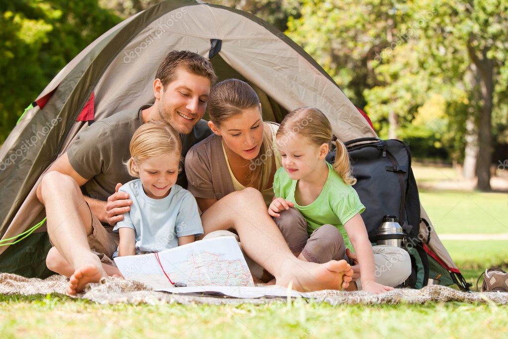 Look at the camp. Семья в походе. Семейные путешествия с детьми. Поездка на природу семьей. Туризм дети.