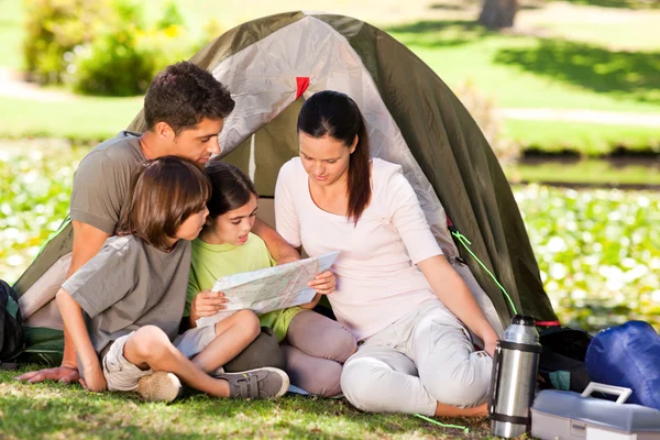 Aile parkta kamp kuruyor. — Stok fotoğraf