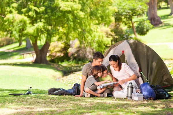 Campeggio per famiglie nel parco — Foto Stock