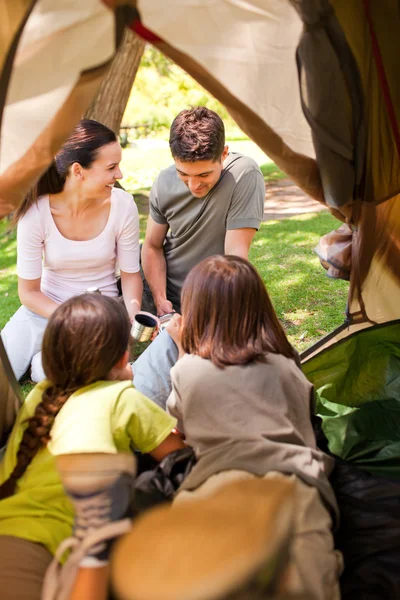 Glückliche Familie campt im Park — Stockfoto