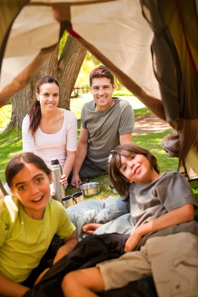Família feliz acampar no parque — Fotografia de Stock