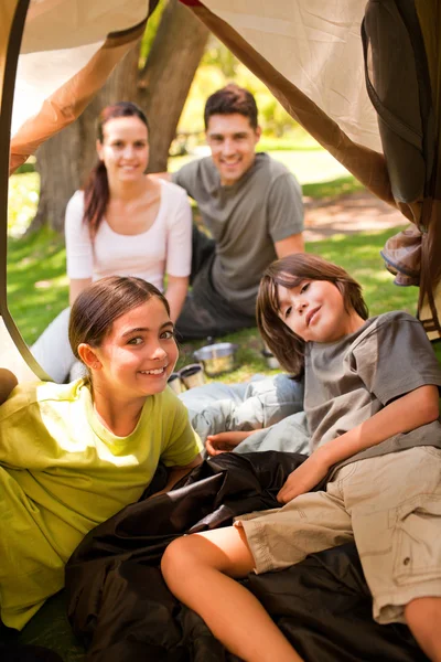 Radosny rodzina camping w parku — Zdjęcie stockowe