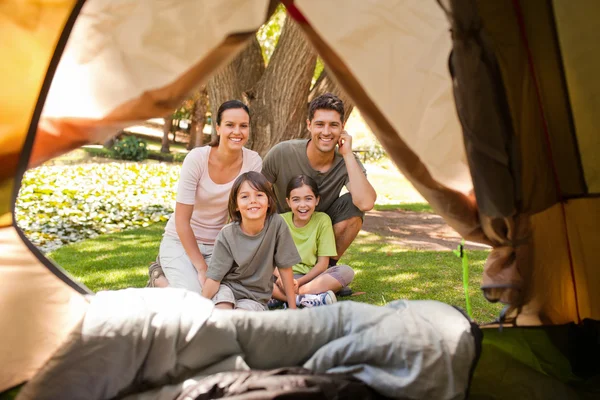 Família alegre acampar no parque — Fotografia de Stock