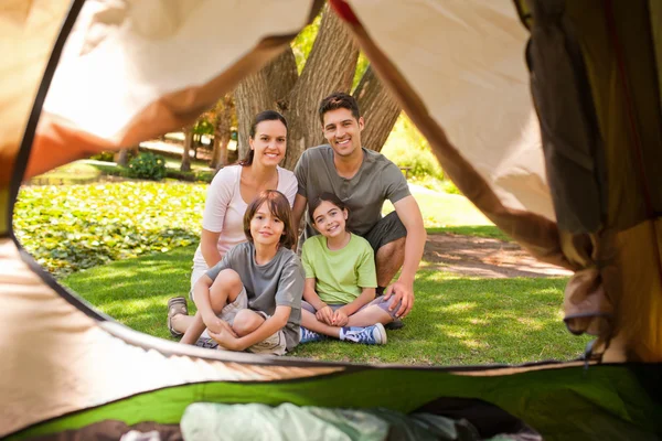 Vrolijke familie camping in het park — Stockfoto