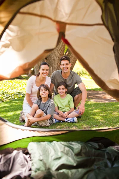 Radosny rodzina camping w parku — Zdjęcie stockowe