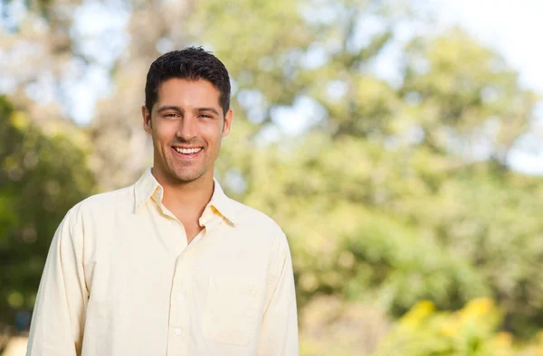 Handsome man in the park — Stock Photo, Image