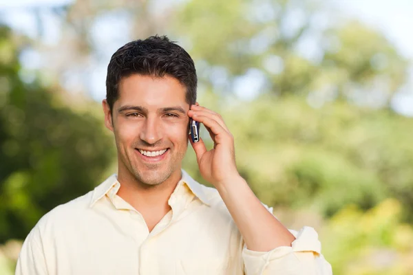 Homem telefonando no parque — Fotografia de Stock