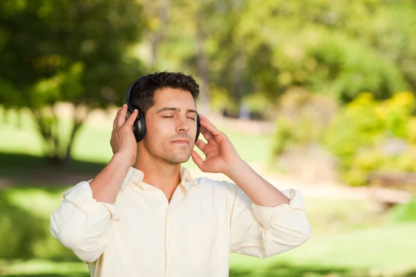 Hombre escuchando música en el parque —  Fotos de Stock