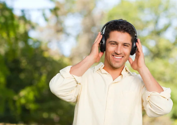 Adam parkta müzik dinlemek — Stok fotoğraf