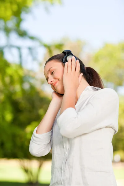 सुंदर महिला संगीत सुन रही — स्टॉक फ़ोटो, इमेज