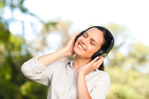 Mulher bonita ouvindo música — Fotografia de Stock