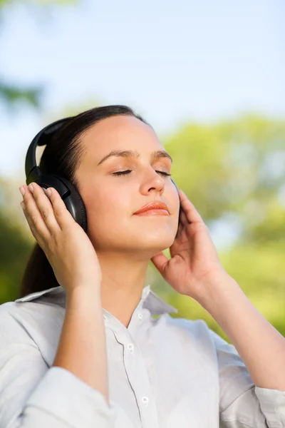 Mooie vrouw die naar muziek luistert — Stockfoto