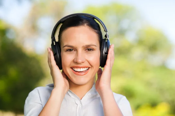 Beautiful woman listening to music — Stock Photo, Image