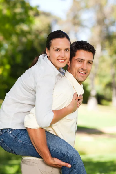 Hombre dando esposa un piggyback —  Fotos de Stock
