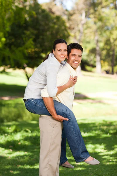 Hombre dando esposa un piggyback — Foto de Stock