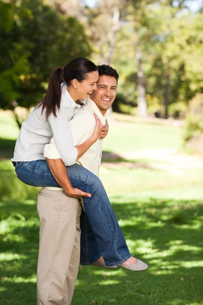 Mężczyzna daje żonie na barana — Zdjęcie stockowe