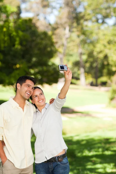 Junges Paar macht ein Foto von sich selbst — Stockfoto