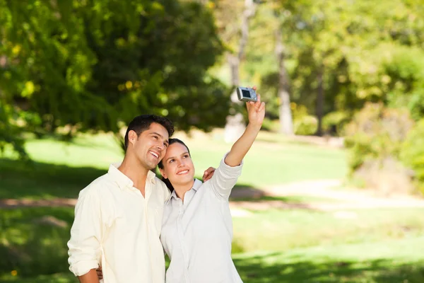 Junges Paar macht ein Foto von sich selbst — Stockfoto