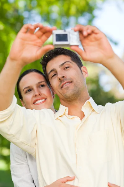 Casal tirando uma foto de si mesmos — Fotografia de Stock