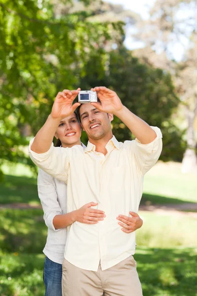 Paar macht ein Foto von sich — Stockfoto