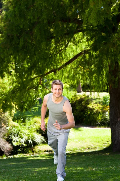运动型英俊的男人在公园里 — 图库照片