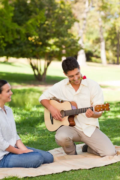 Man speelt gitaar voor zijn vriendin — Stockfoto