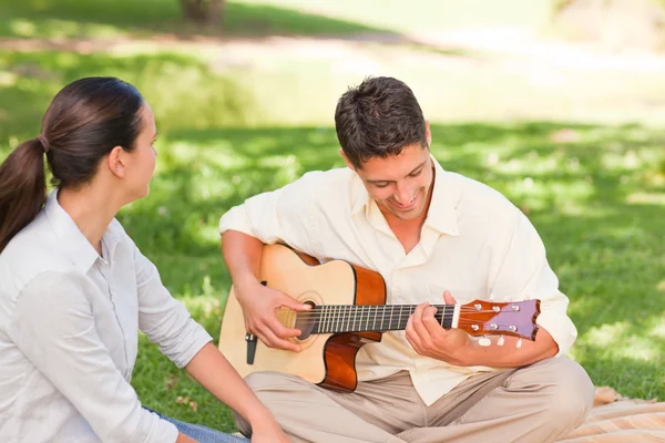 Romantyczny mężczyzna gra na gitarze dla żony — Zdjęcie stockowe