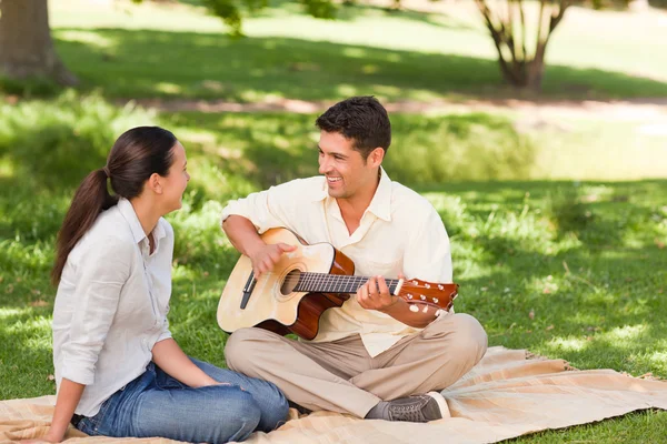 Romantyczny mężczyzna gra na gitarze dla żony — Zdjęcie stockowe