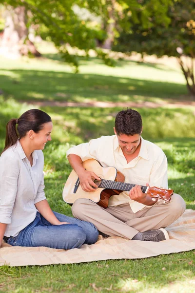Homem romântico tocando guitarra para sua esposa — Fotografia de Stock