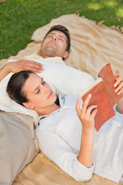 情侣在公园里阅读 — 图库照片