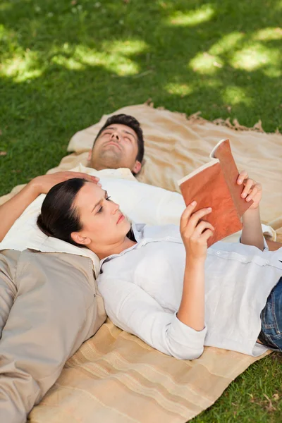 Pár čtení v parku — Stock fotografie