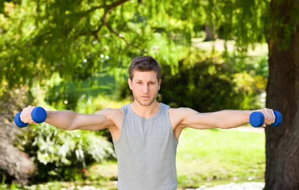 Мужчина делает упражнения в парке — стоковое фото