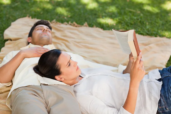 Couple lisant dans le parc — Photo