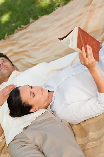 情侣在公园里阅读 — 图库照片