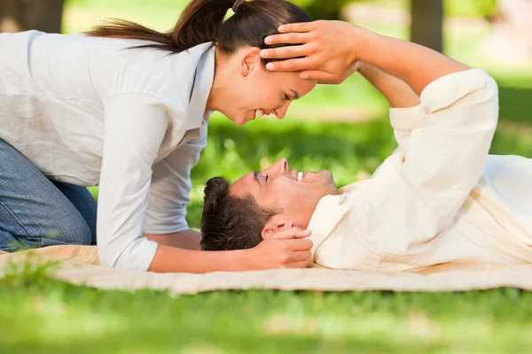 躺在公园对快乐的夫妻 — 图库照片