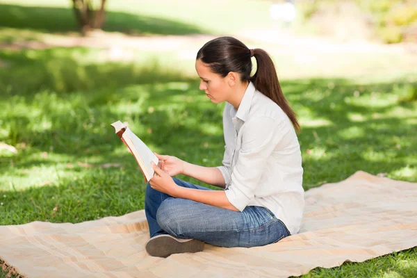 Kobieta czytająca w parku — Zdjęcie stockowe