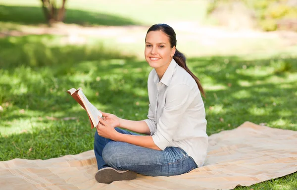 Жінка читає в парку — стокове фото