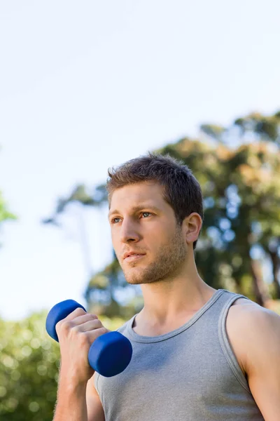 Man doing his exercises in the park — Stock Photo, Image