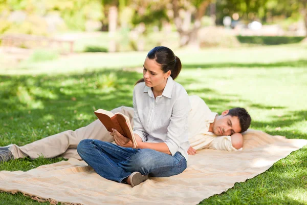 A nő olvasása, amíg a férje alszik — Stock Fotó