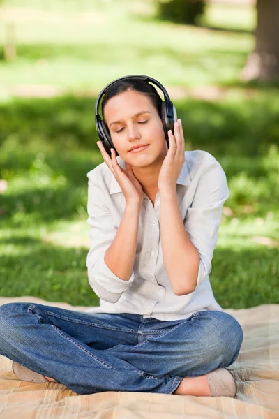 Ευτυχισμένη νεαρή γυναίκα που ακούει μουσική — Φωτογραφία Αρχείου