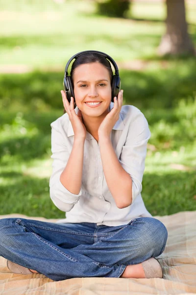 快乐的年轻女子听音乐 — 图库照片