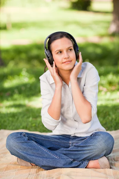 Šťastná mladá žena poslouchající hudbu — Stock fotografie