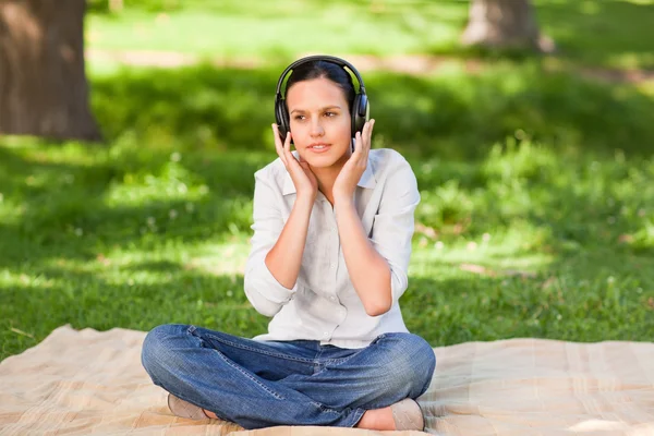 Szczęśliwa młoda kobieta słuchająca muzyki — Zdjęcie stockowe